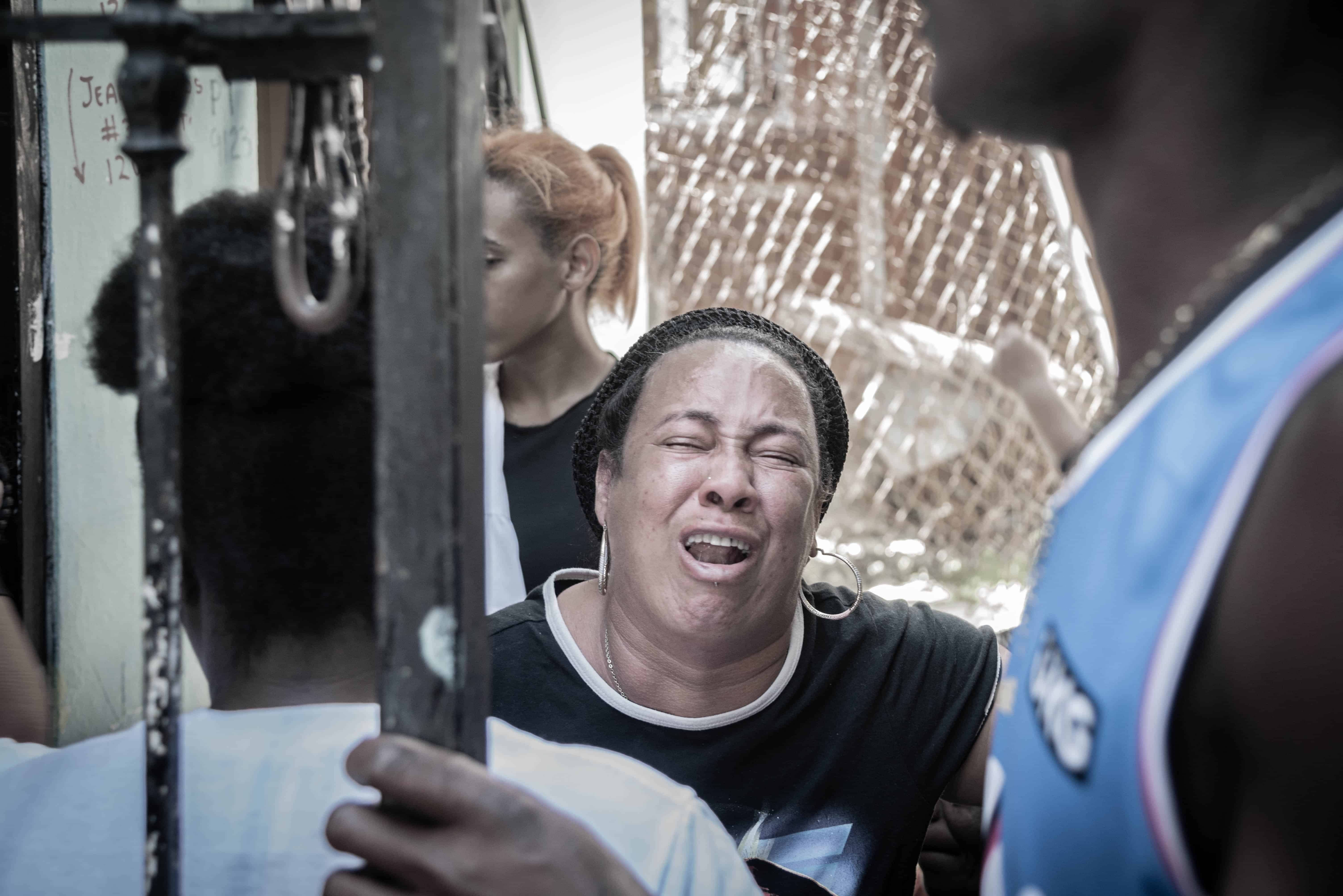 Familiares lloran la muerte de su pariente en el barrio Los Multis, Los Guaricanos. 