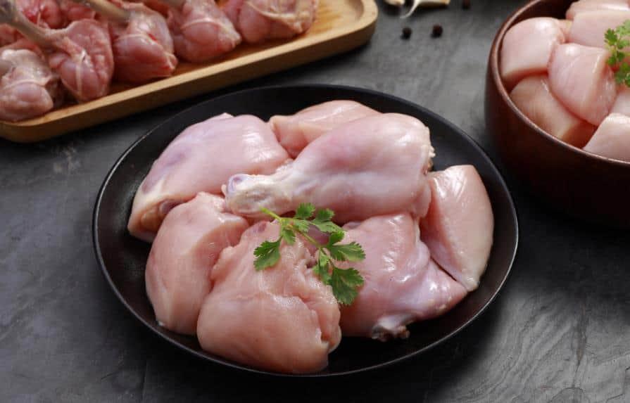 Sobreproducción e importación llevaron a los productores a almacenar 2.5 millones de pollos