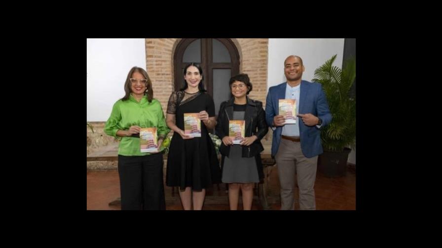 Periodista Mitri Jiménez presenta su primer libro Periodista Mitri Jiménez presenta su primer libro