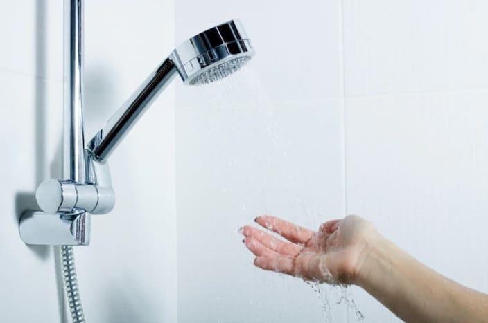 Por qué es beneficioso ducharse con agua fría