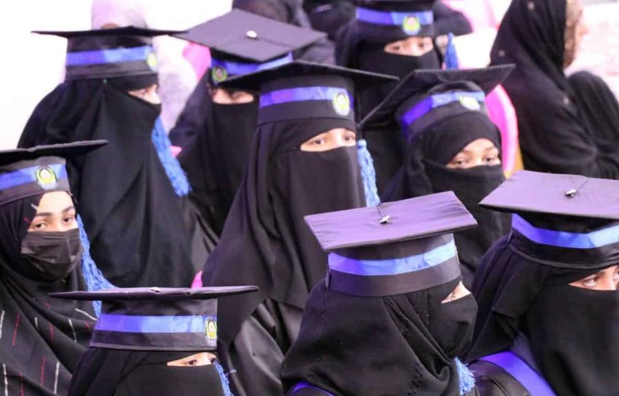 Arabia Saudí expresa su asombro por veto a mujeres en universidades afganas