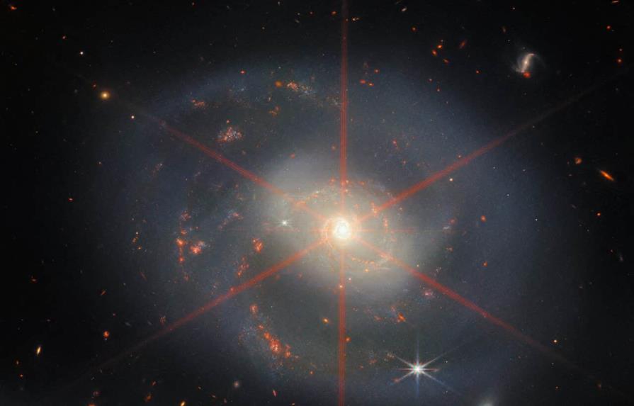 El James Webb captura la brillante formación de estrellas de una galaxia