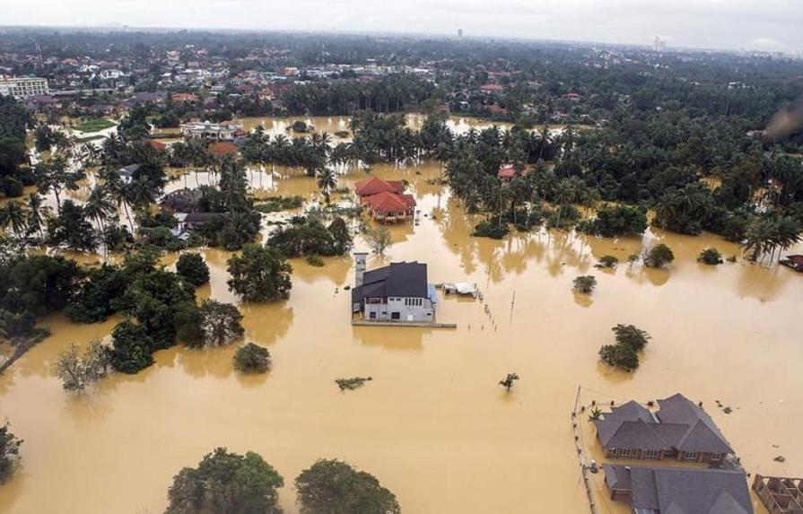 Al menos cinco muertos y 70,000 desplazados por inundaciones en Malasia