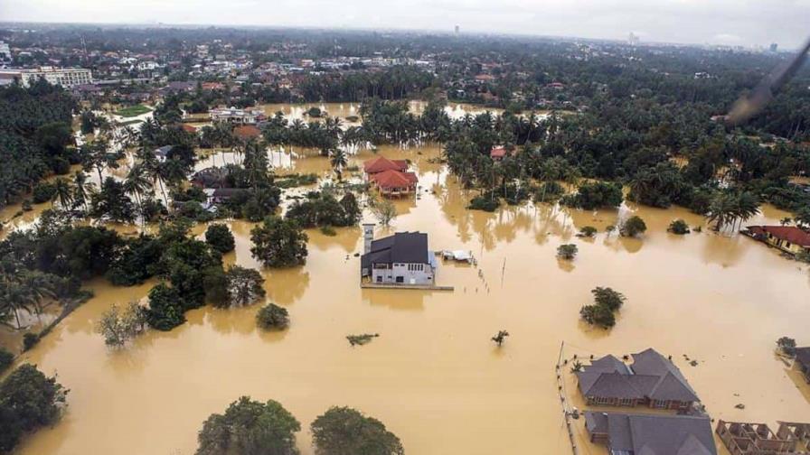 Al menos cinco muertos y 70,000 desplazados por inundaciones en Malasia