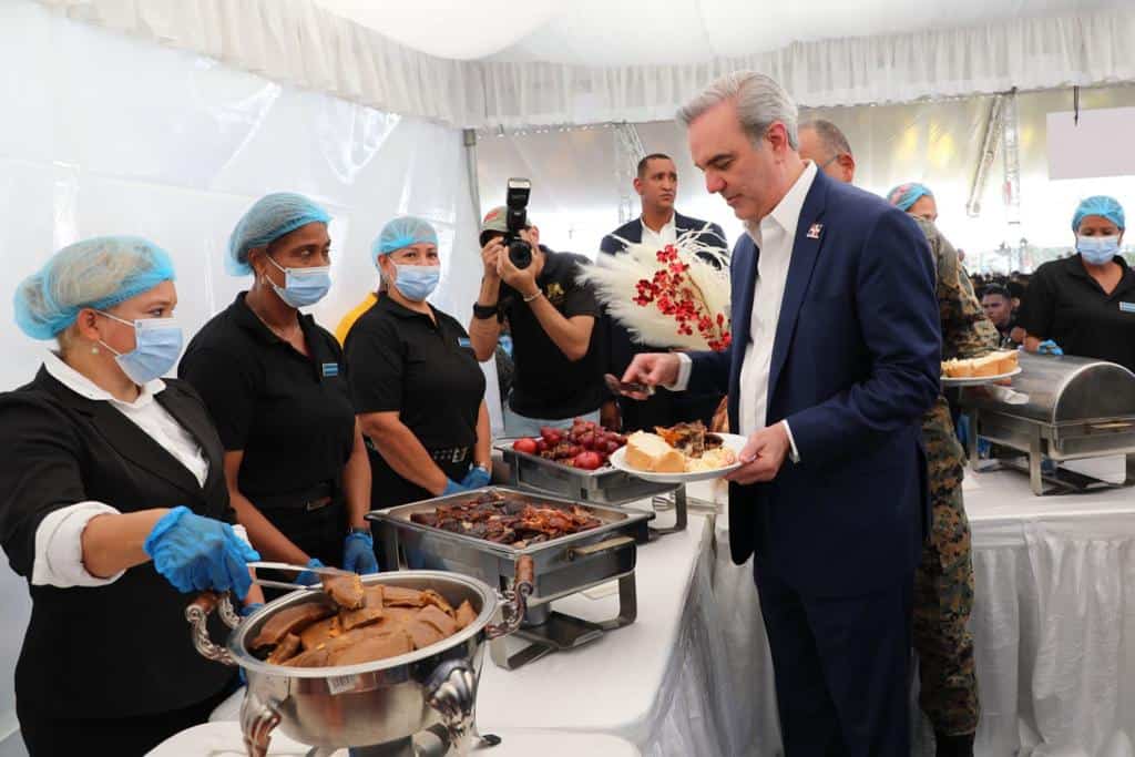 El presidente se sirve alimentos. 
