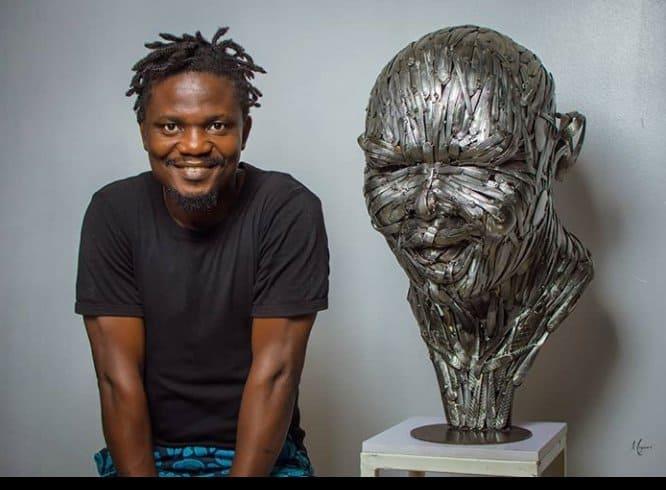 El artista nigeriano que usa cucharas viejas para hacer grandes obras de arte