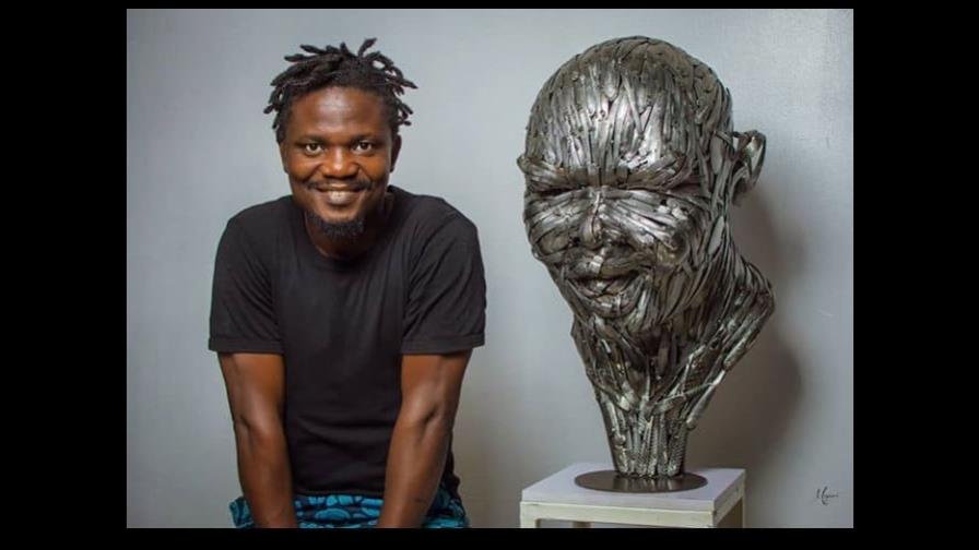 El artista nigeriano que usa cucharas viejas para hacer grandes obras de arte
