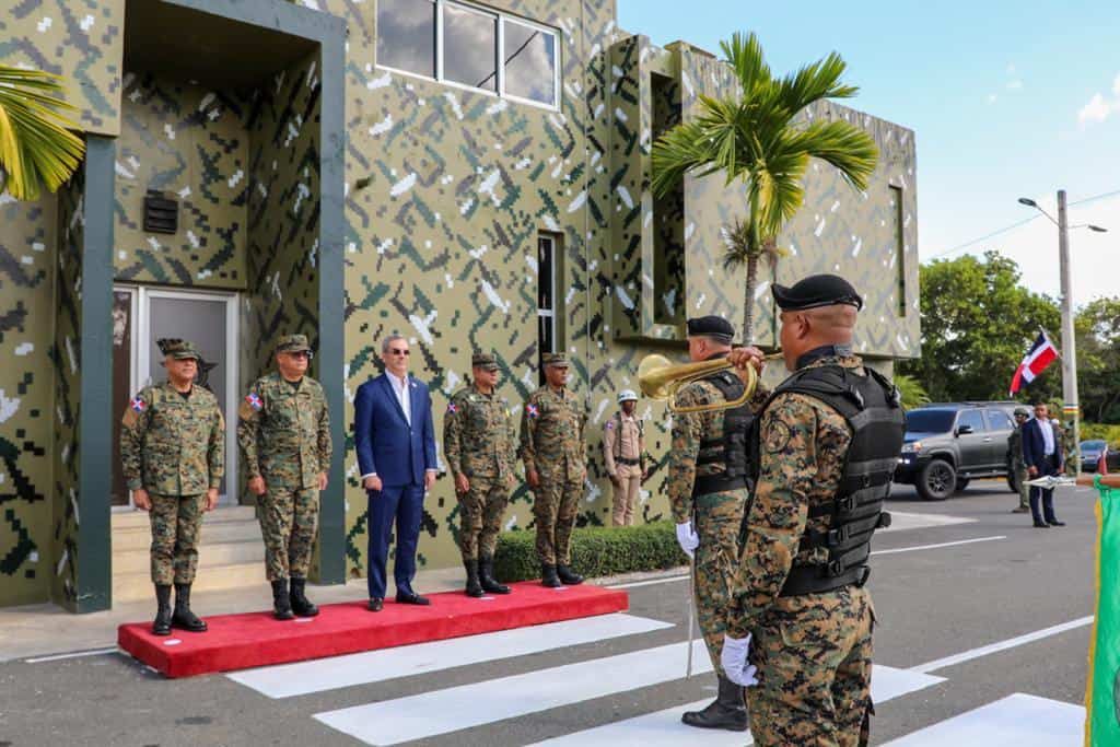 El mandatario con comandantes. 
