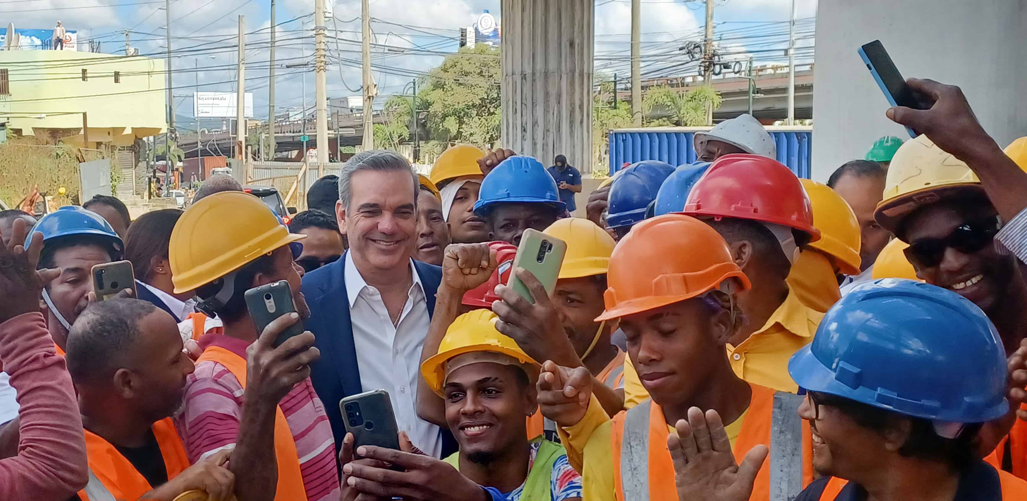 El presidente se hizo fotos con algunos trabajadores