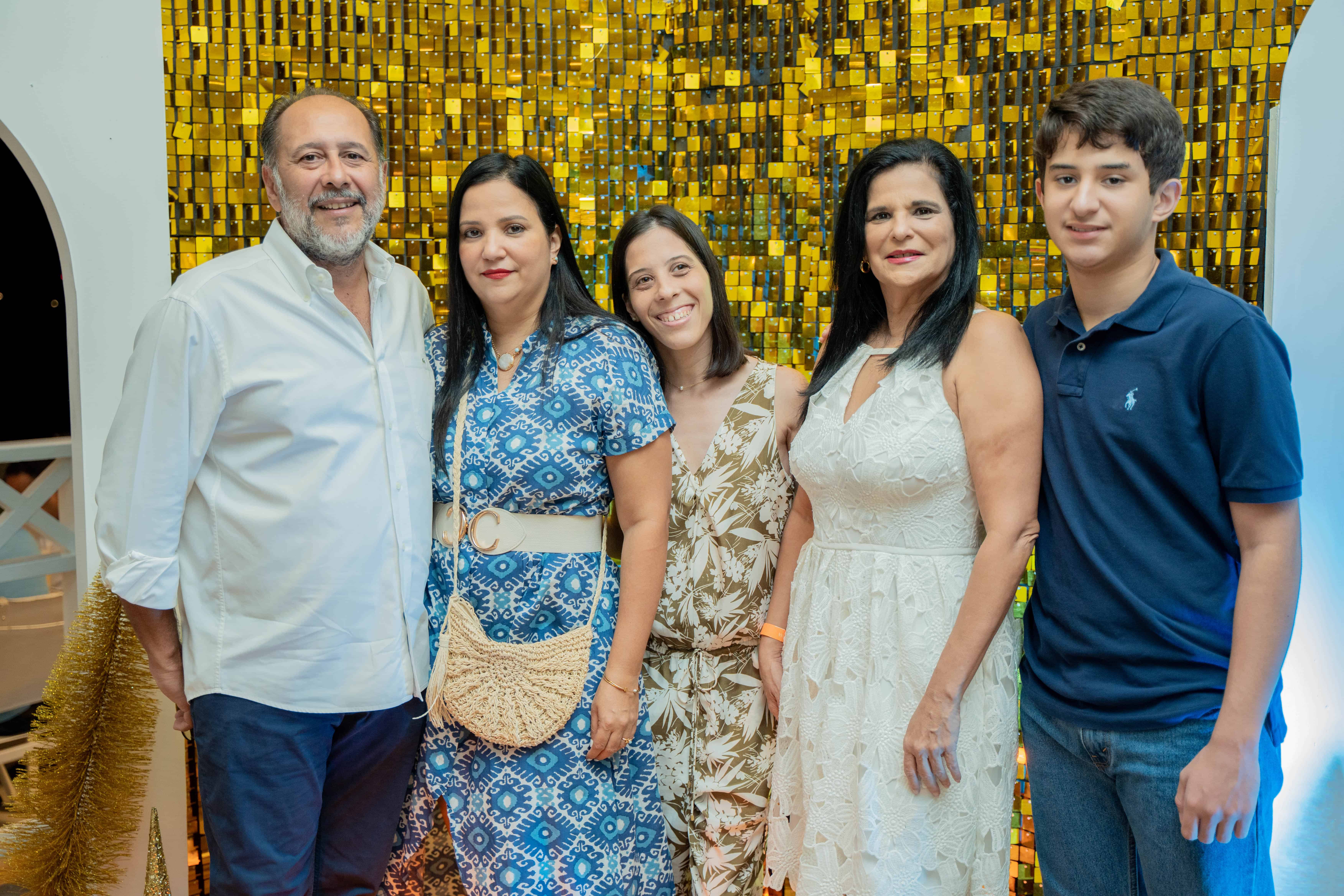 Oscar Méndez, Ana Méndez, Ligia Méndez, Esther Reyes y Oscar Alberto Méndez.