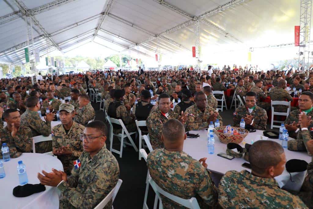El presidente almorzó con los militares. 