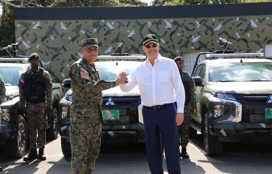 Gobierno entrega vehículos al Ejército para reforzar seguridad en la  frontera