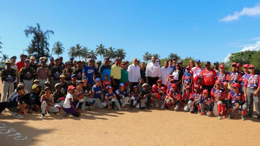 Inefi entrega utilería deportiva en Punta Torrecilla de los Mameyes