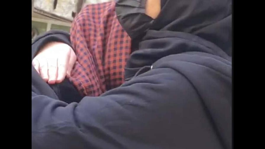 Mujeres afganas lloran al quedar excluidas de la universidad