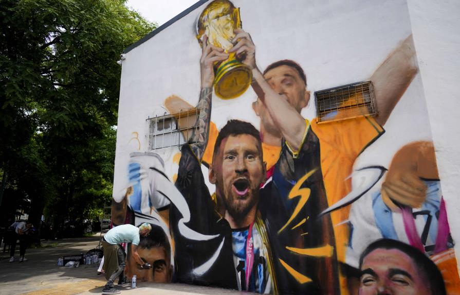 Esquina de Buenos Aires muestra a Messi con Copa del Mundo
