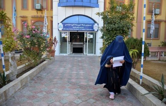 Talibanes excluyeron a mujeres de universidades por no respetar el código de vestimenta