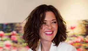 Diseñadora declarada culpable de asesinar a su padrastro tras descubrir que tenía fotos suyas desnuda