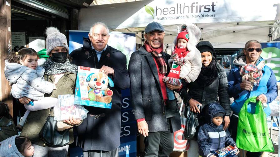 Mariano Rivera encabeza entrega de juguetes en evento organizado por SOMOS Community Care