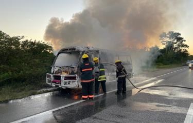 Se incendia autobús con 21 turistas en autovía El Coral