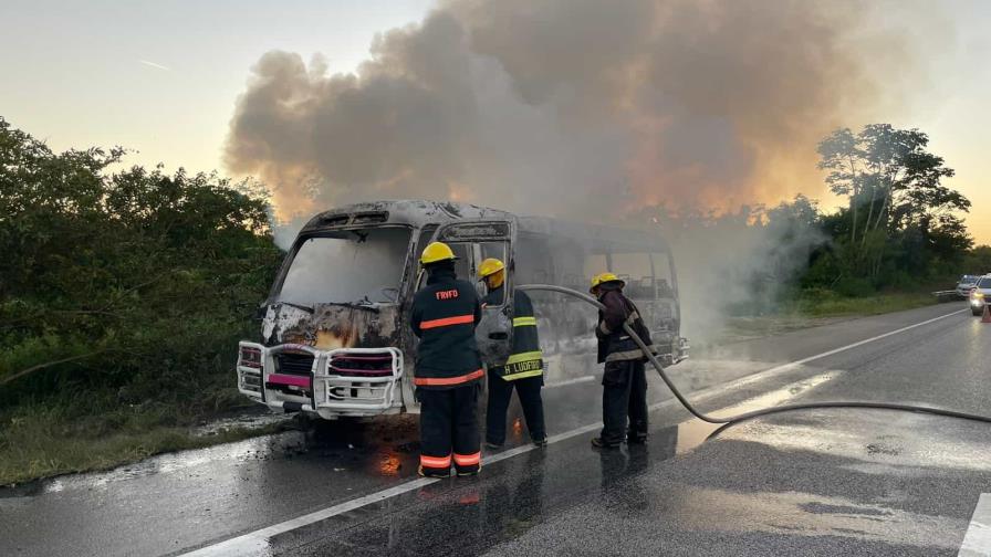 Se incendia autobús con 21 turistas en autovía El Coral