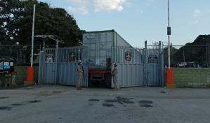 Video | Haitianos bloquean la puerta binacional de El&iacute;as Pi&ntilde;a; Cesfront interviene