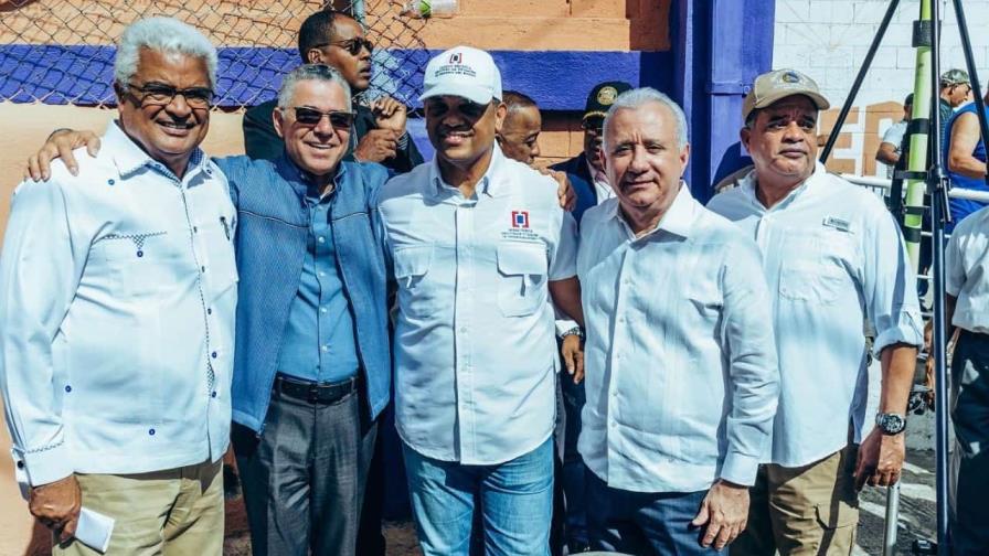 Senador Taveras Guzmán saluda entrega de títulos de terrenos Senador Taveras Guzmán saluda entrega de títulos de terrenos