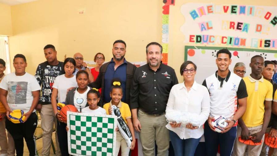 El Inefi entrega utilería en Las Matas de Santa Cruz, Monte Cristi, con presencia de Nelson Cruz El Inefi entrega utilería en Las Matas de Santa Cruz, Monte Cristi, con presencia de Nelson Cruz