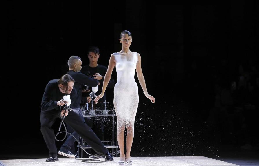 El vestido spray de Bella Hadid y los momentos míticos de la moda en 2022