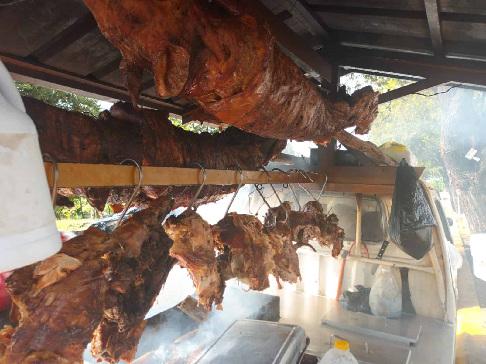 Algunos vendedores han innovado en su forma de despachar la carne de cerdo. Ahora usan vehículos.