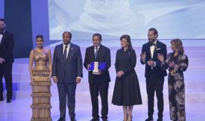 Rub&eacute;n Peralta gana Premio al Emigrante Oscar de la Renta