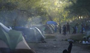Migrantes esperan entre el frío en la frontera el fallo sobre del Título 42