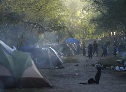 Migrantes esperan entre el frío en la frontera el fallo sobre del Título 42