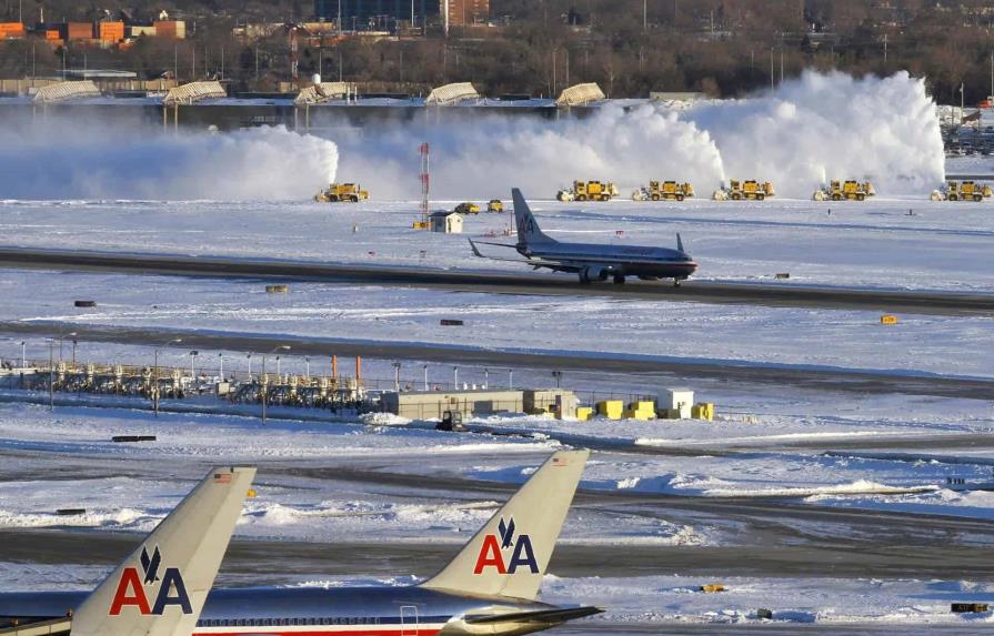 Más de 3,400 vuelos cancelados en NY, Seattle, Chicago y Boston por tormenta invernal