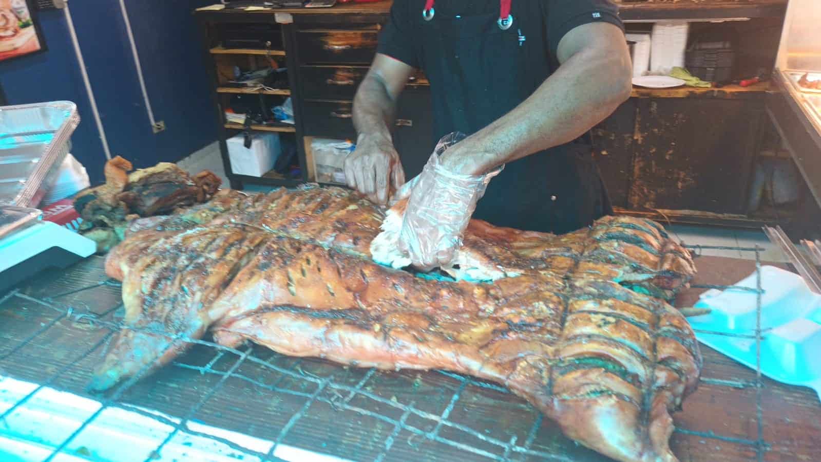 Titi Cerdo en el Mirador Sur vende la carne preparada en la llamada caja china.