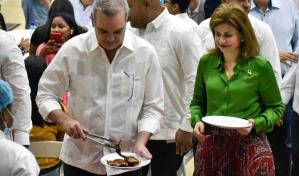 Presidente Abinader comparte cena navide&ntilde;a con comunitarios de Santiago