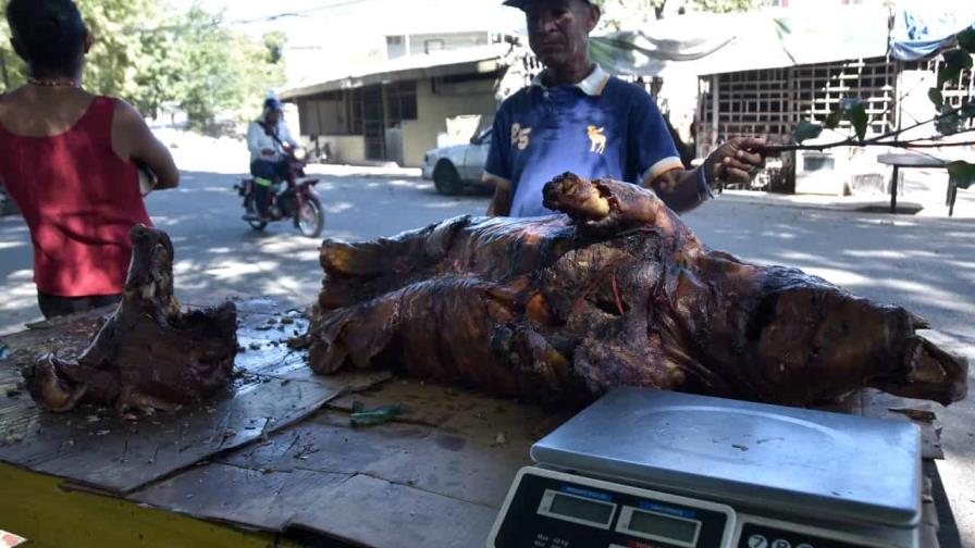 Baja demanda de carne de cerdo asado en Santiago en víspera de Nochebuena Baja demanda de carne de cerdo asado en Santiago en víspera de Nochebuena