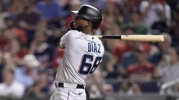 Dominicano Lewin Díaz pasó de los Orioles a los Bravos