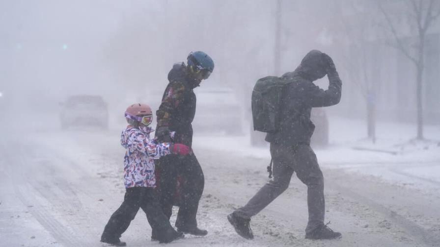 Tormenta invernal causa caos a viajeros en Navidad en EEUU