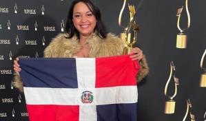 Angely Báez trae tercer premio considerado el Óscar de la locución a RD