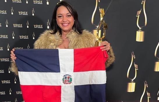 Angely Báez trae tercer premio considerado el Óscar de la locución a RD