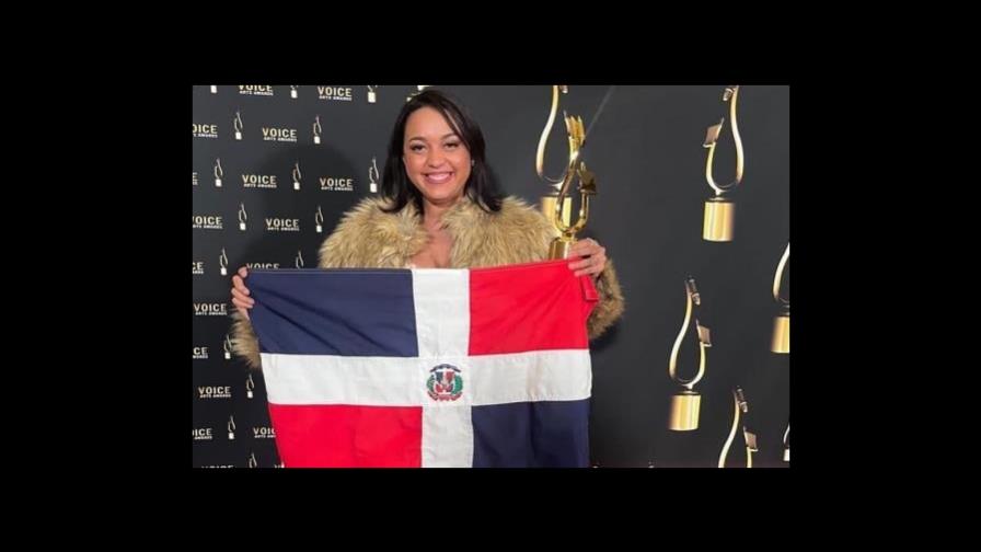 Angely Báez trae tercer premio considerado el Óscar de la locución a RD