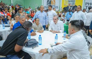 Abinader llama al pueblo a trabajar para continuar el progreso en el 2023