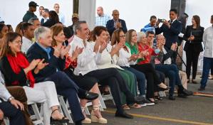 Abinader comparte villancicos con sus vecinos en residencia presidencial de Santiago