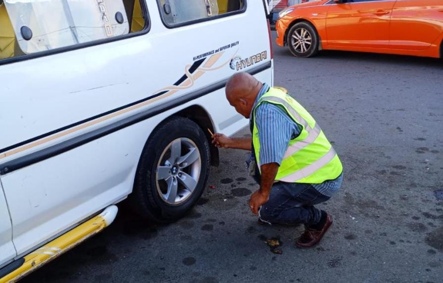 Intrant supervisa condiciones de autobuses en terminales de transporte en Santiago