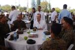 Presidente almuerza con soldados del Ejército en Santiago