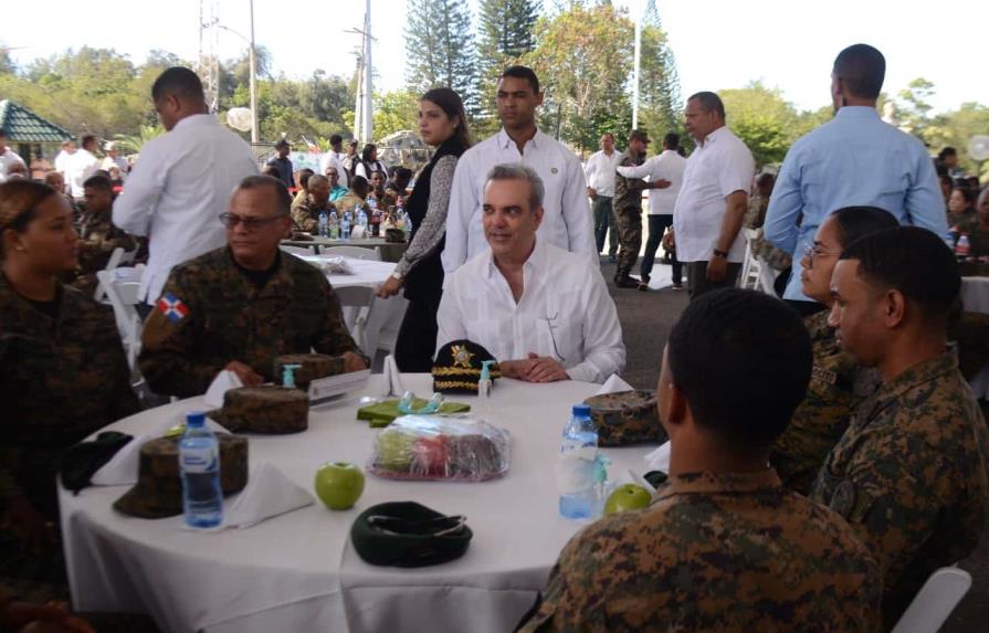 Presidente almuerza con soldados del Ejército en Santiago