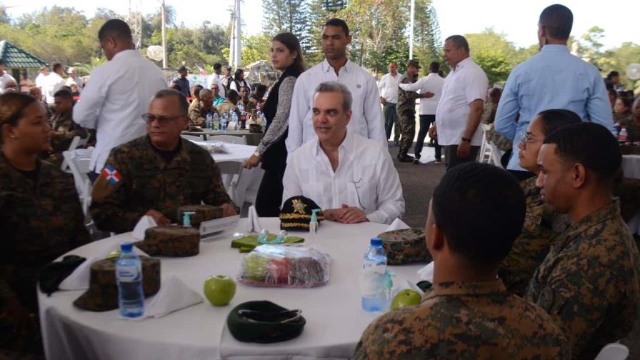 Presidente almuerza con soldados del Ejército en Santiago