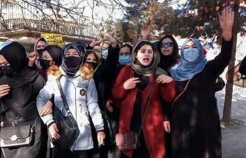 Los talibanes prohíben a las mujeres trabajar en oenegés en Afganistán