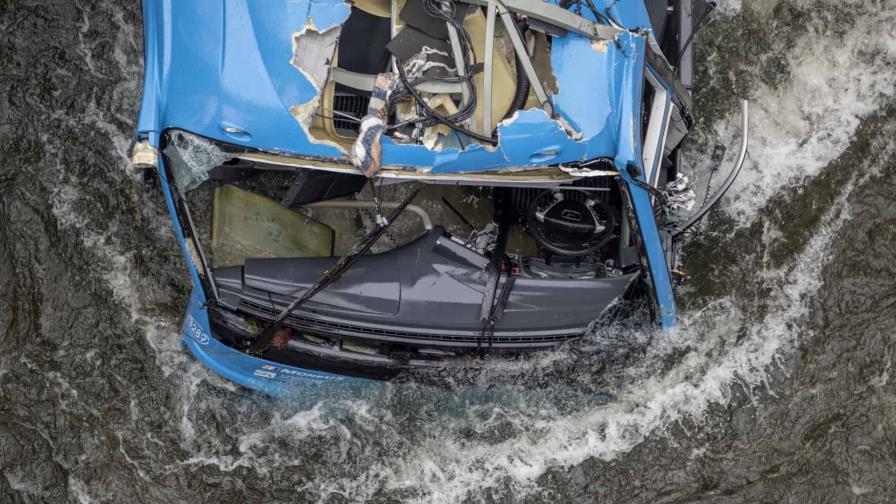 Cuatro muertos por la caída de un autobús en un río en España