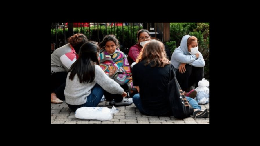 En Nochebuena y bajo tormenta, Texas envía buses con migrantes a casa de Kamala Harris 
